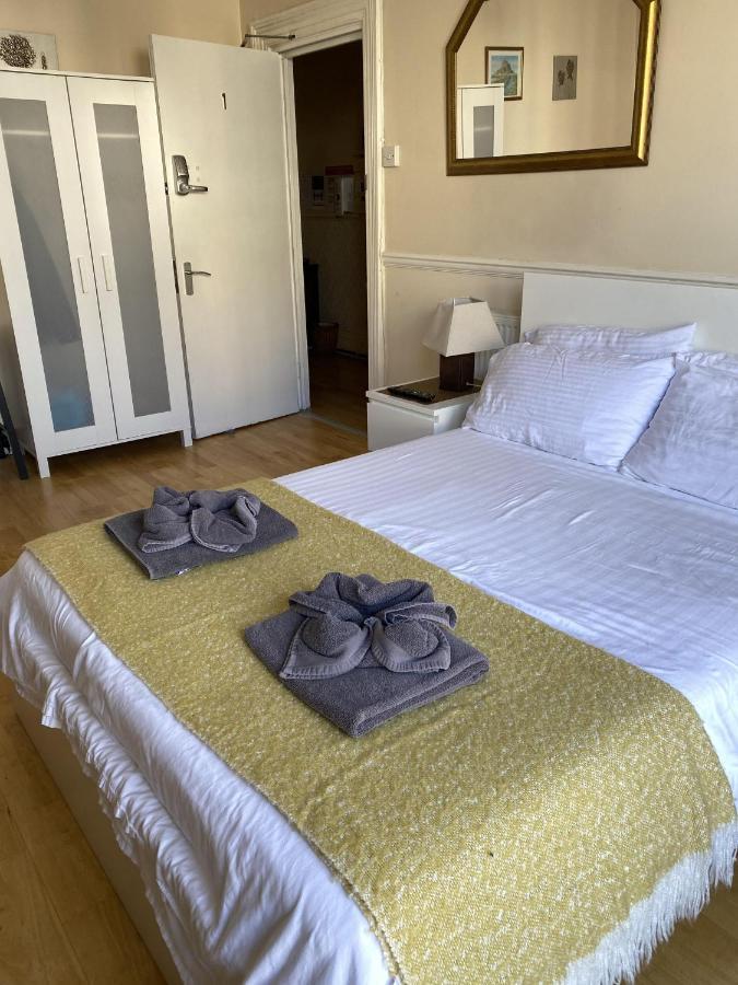Parasol Weston Guest House Room photo