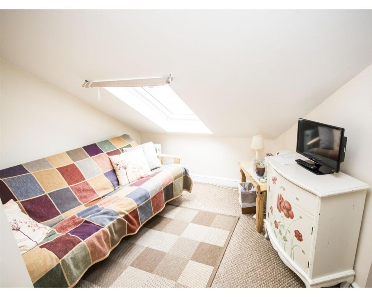 Parasol Weston Guest House Room photo