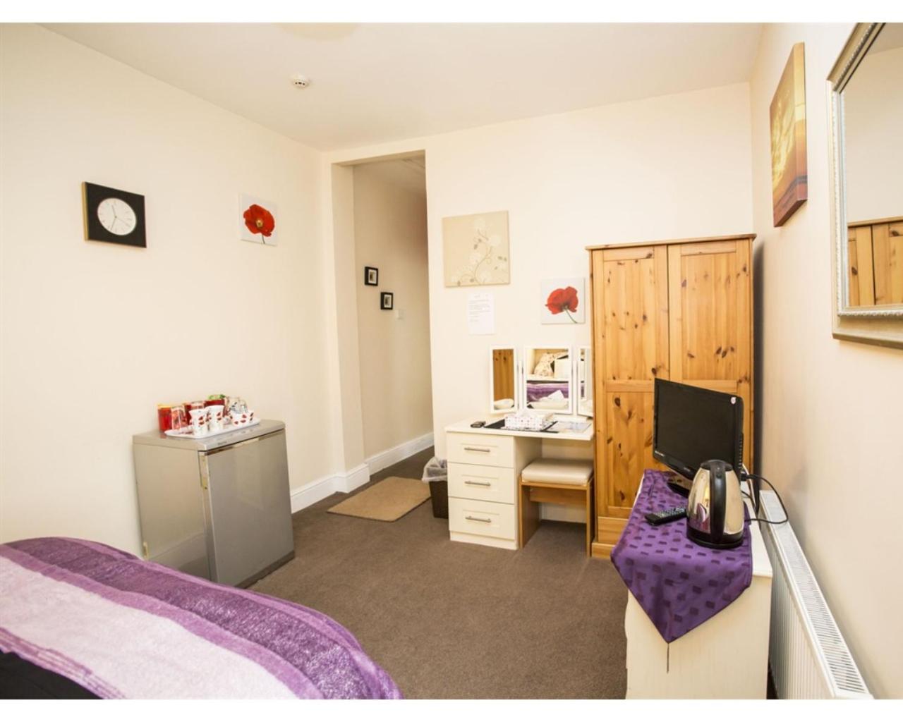 Parasol Weston Guest House Room photo