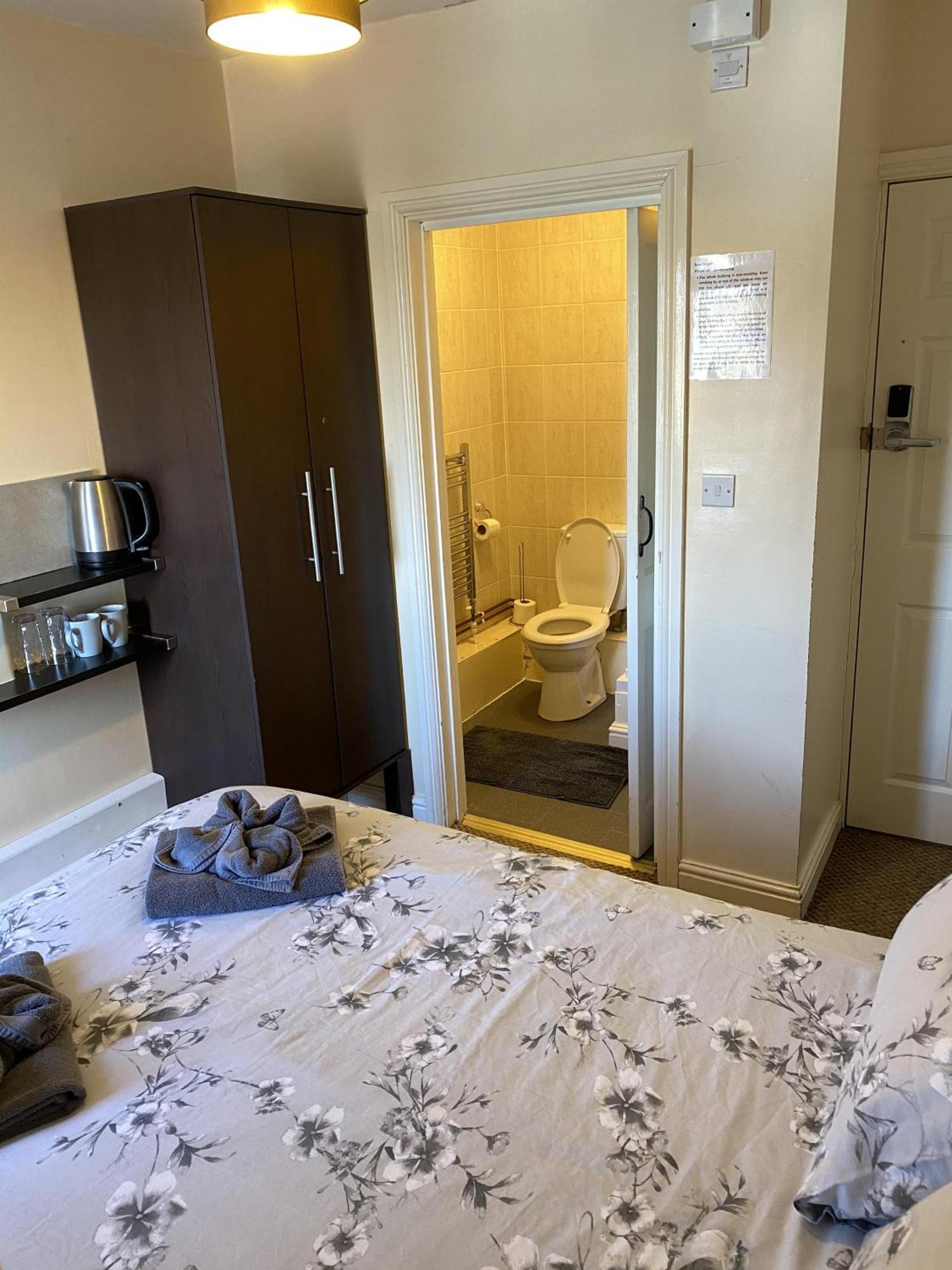 Parasol Weston Guest House Room photo