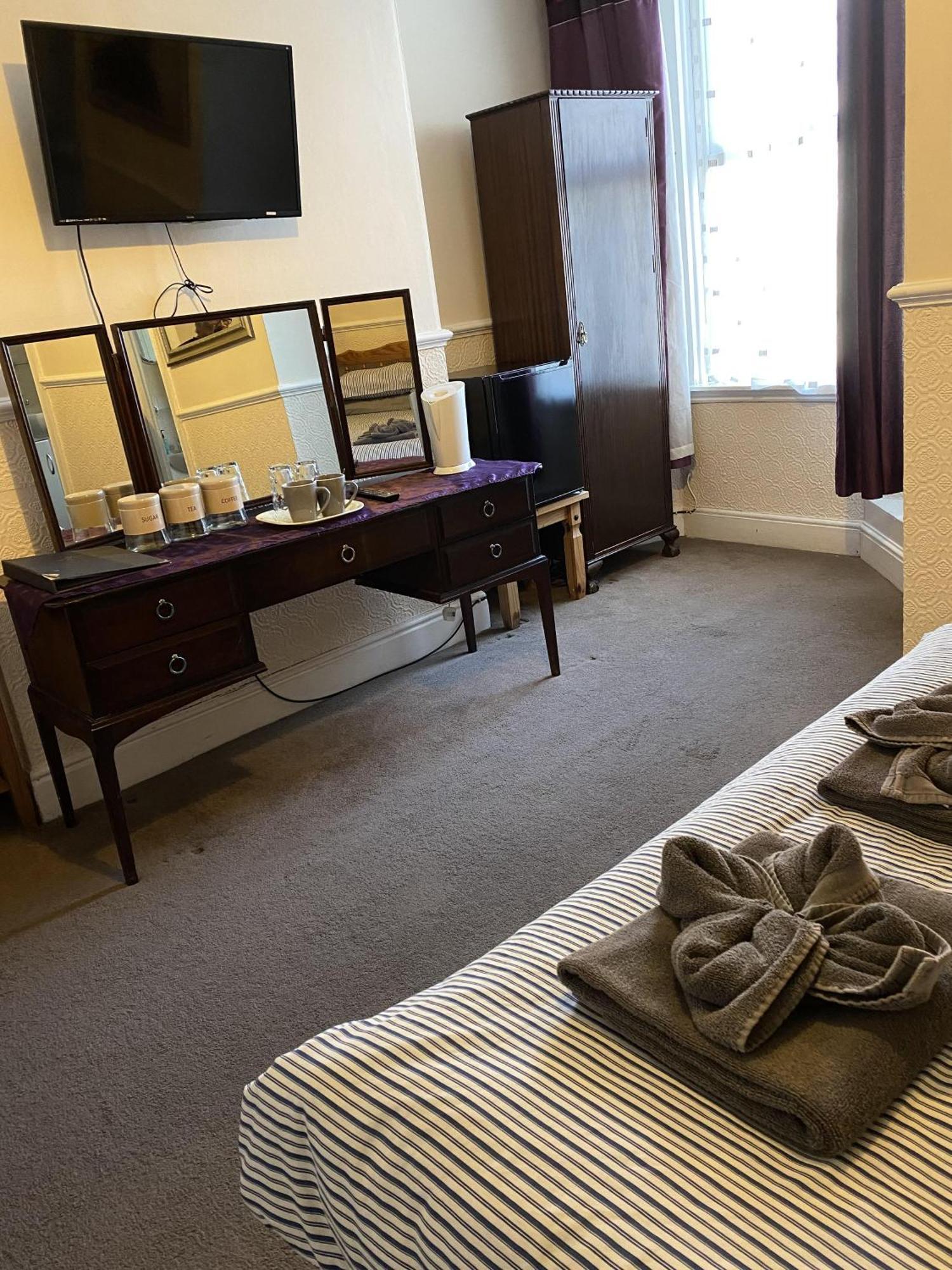Parasol Weston Guest House Room photo