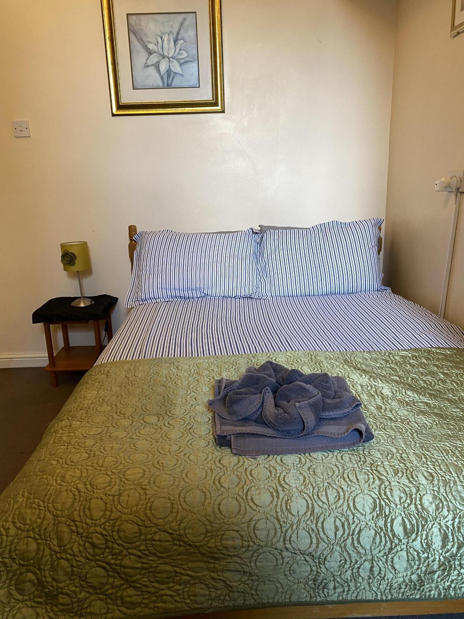 Parasol Weston Guest House Room photo